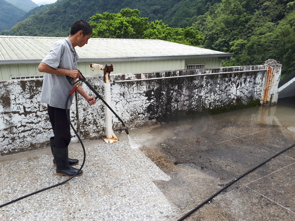 顶楼阳台菁苔高压冲洗